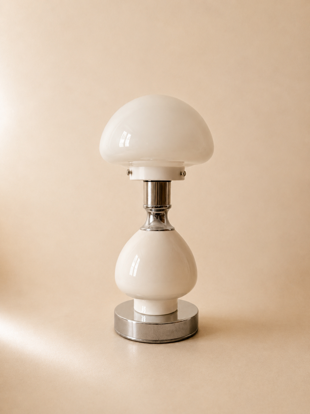 Lampe de table Space Age en acrylique opalin et chrome, années 1970