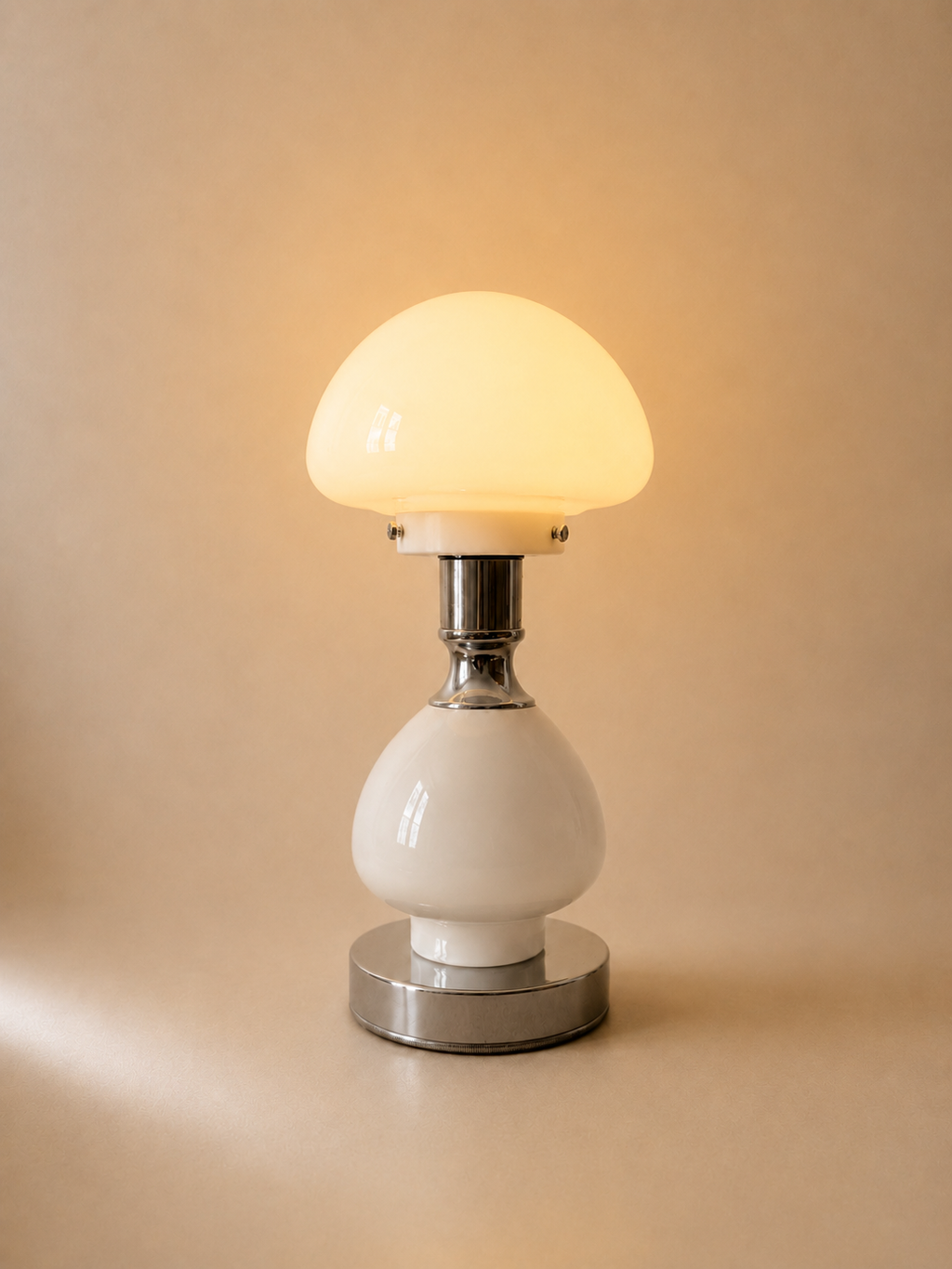 Lampe de table Space Age en acrylique opalin et chrome, années 1970