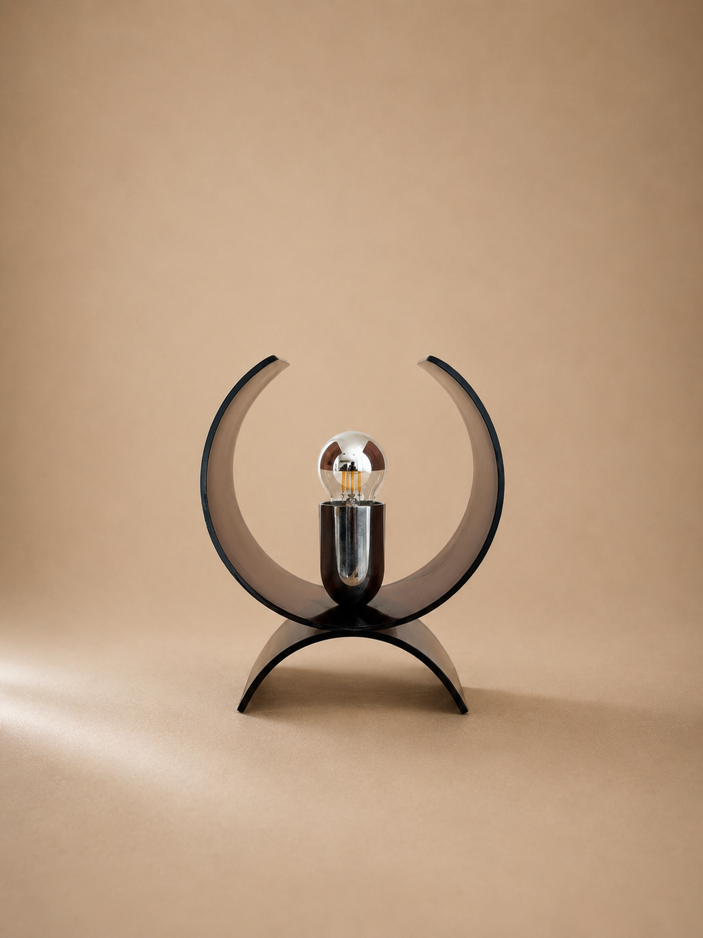 Paire de lampes en Plexiglas brun fumé