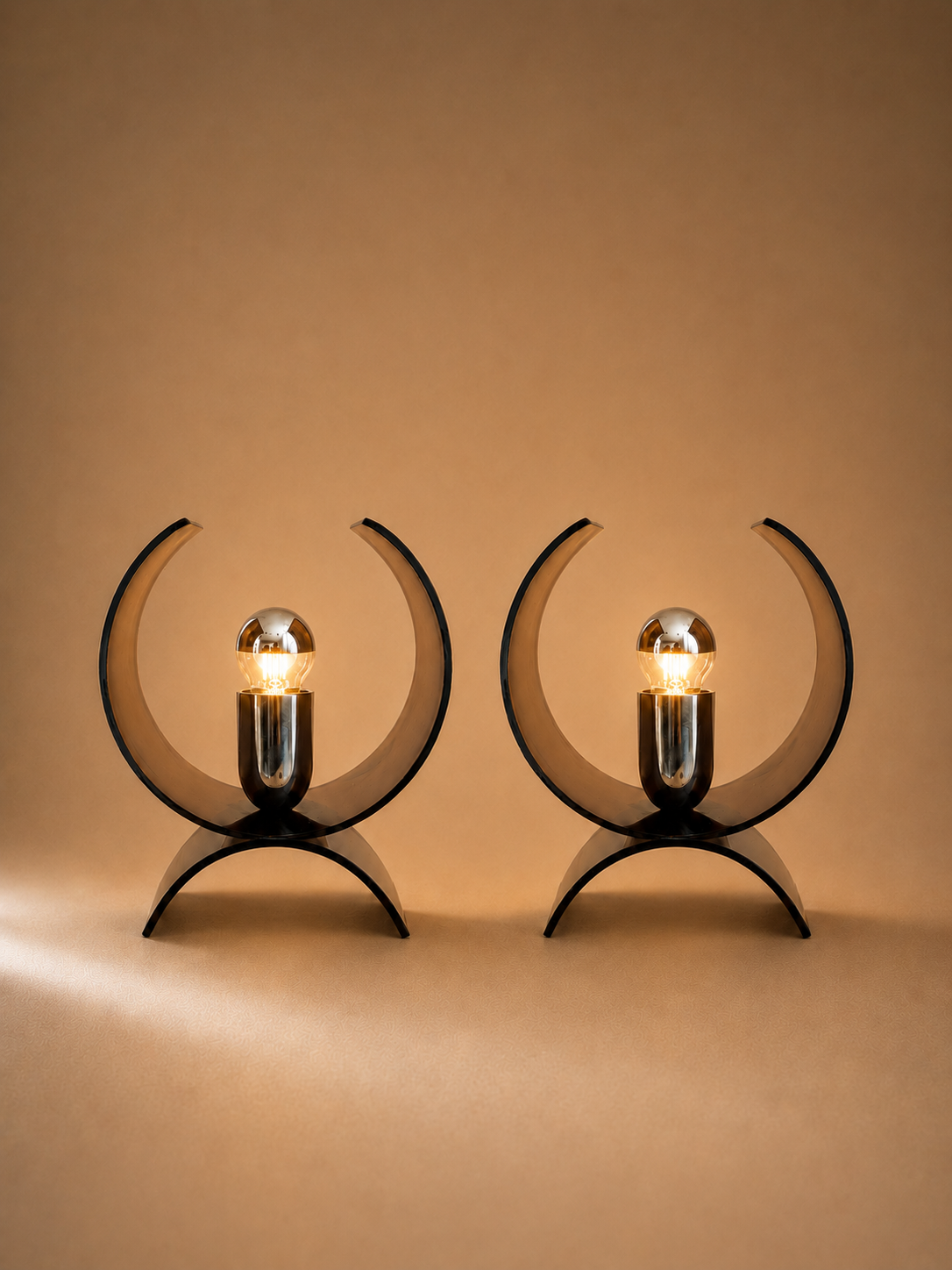 Paire de lampes en Plexiglas brun fumé