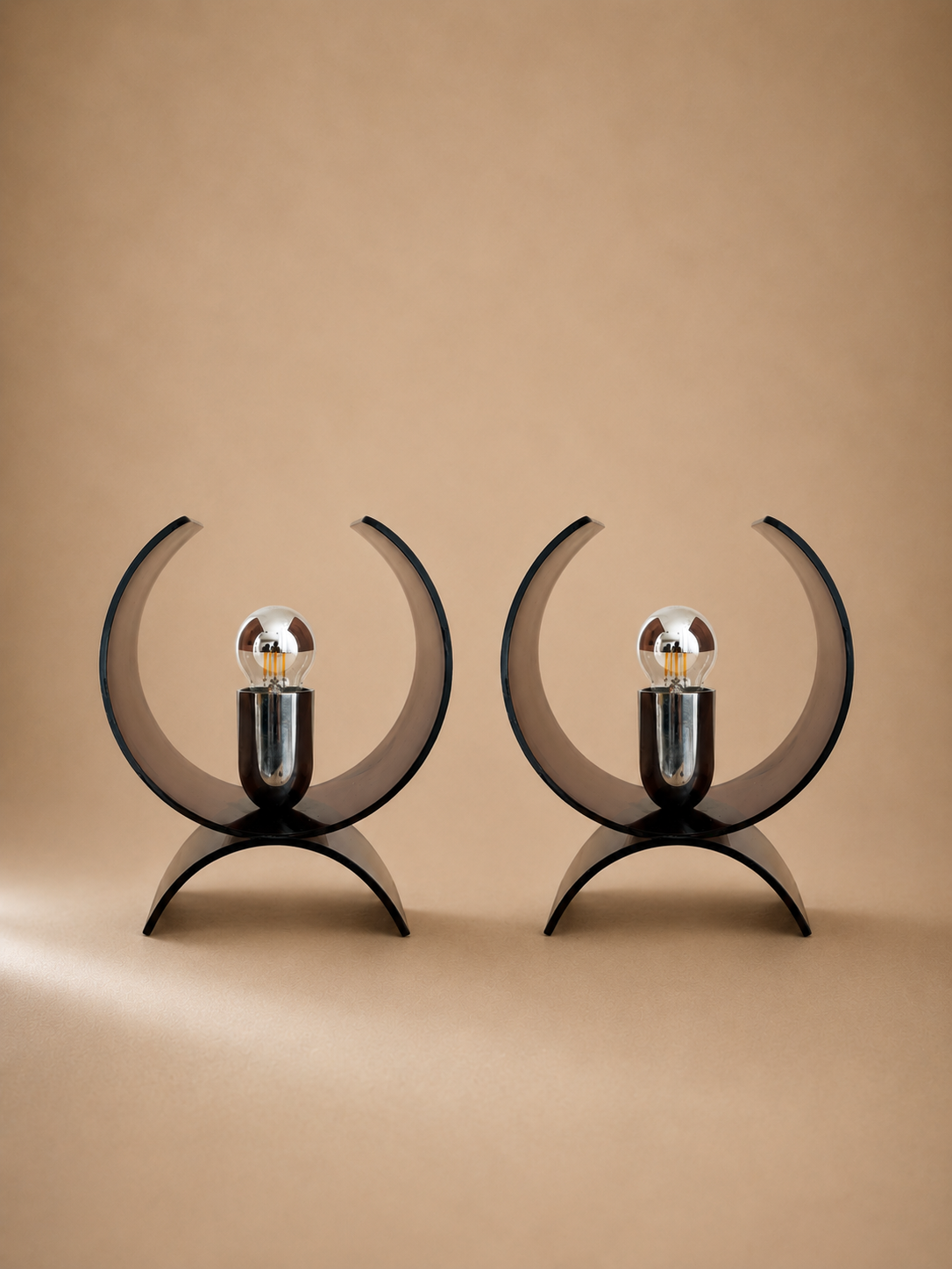 Paire de lampes en Plexiglas brun fumé