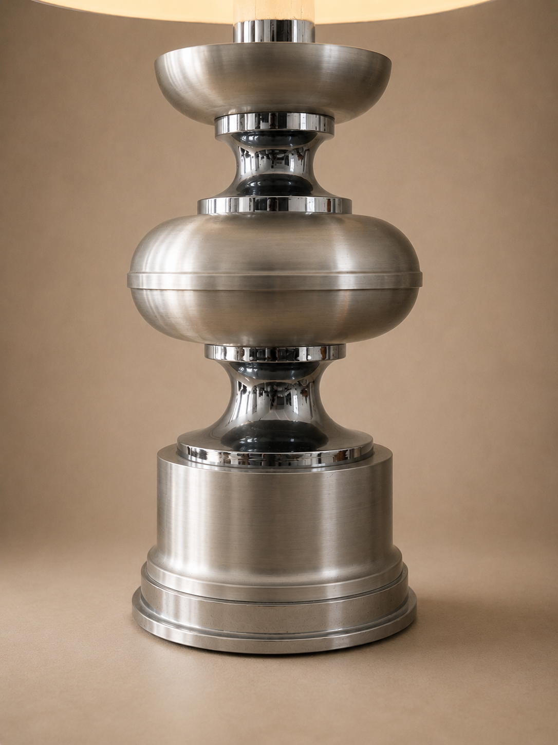 Grande lampe sculpturale en aluminium brossé dans le goût de Delmas, années 1970