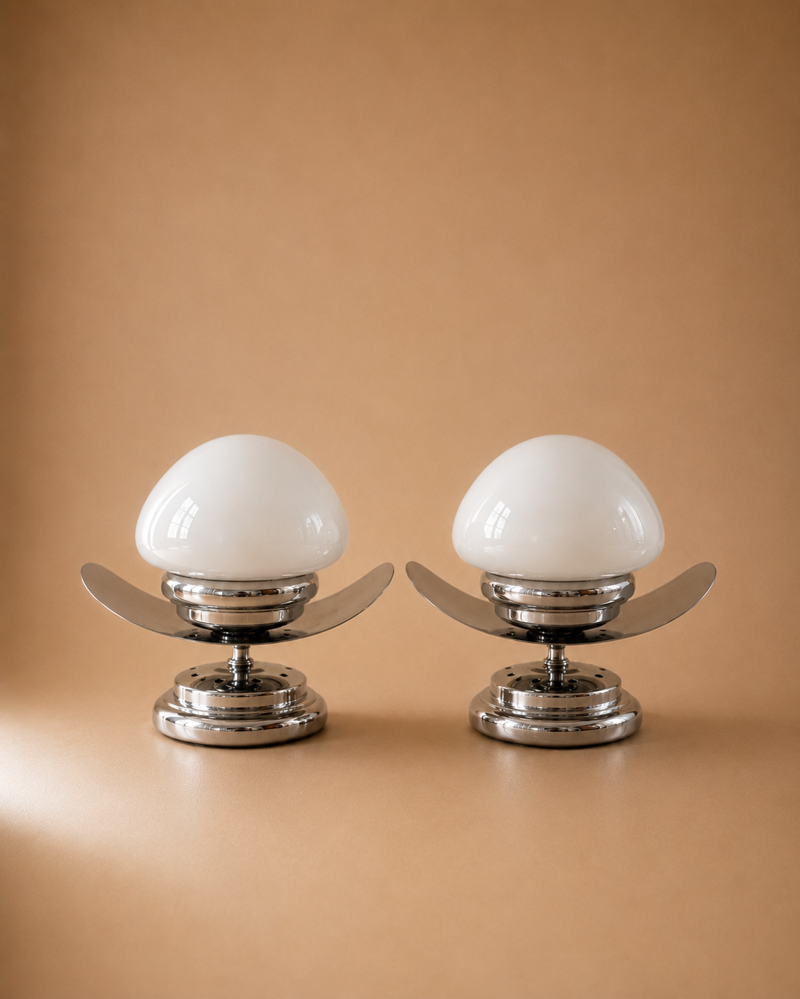 Paire de lampes Space Age en chrome et verre opalin, années 1970
