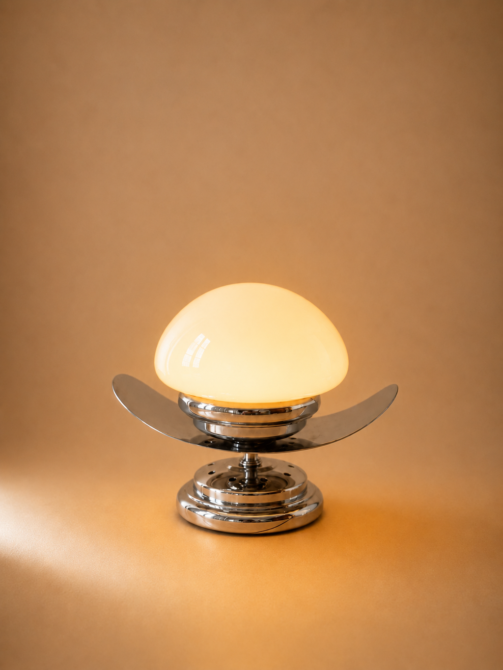 Paire de lampes Space Age en chrome et verre opalin, années 1970