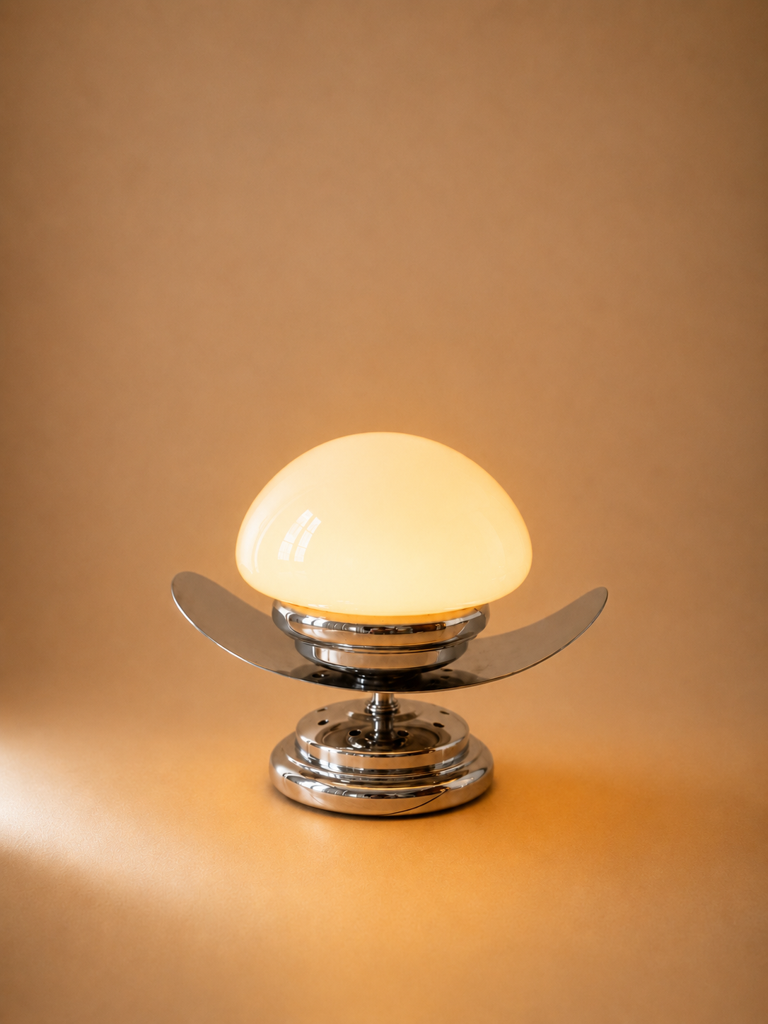 Paire de lampes Space Age en chrome et verre opalin, années 1970