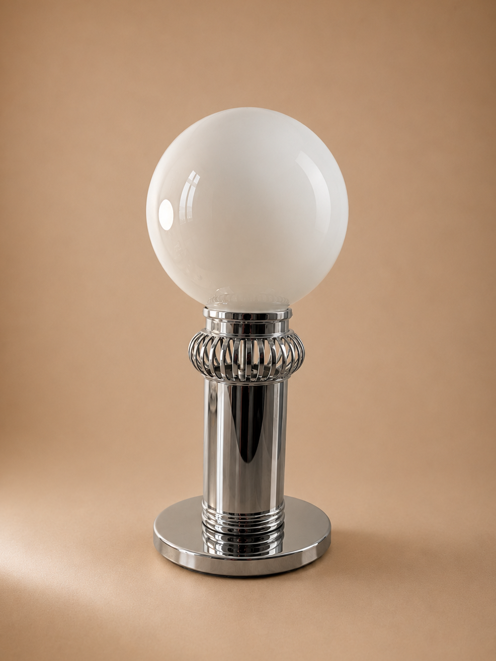 Paire de lampes en chrome et globes opalins — années 1970