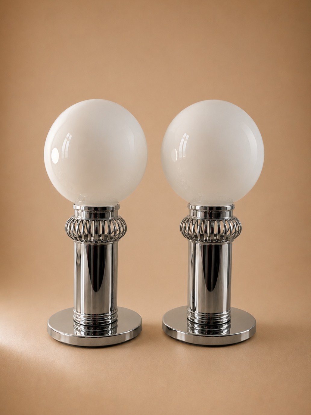 Paire de lampes en chrome et globes opalins — années 1970