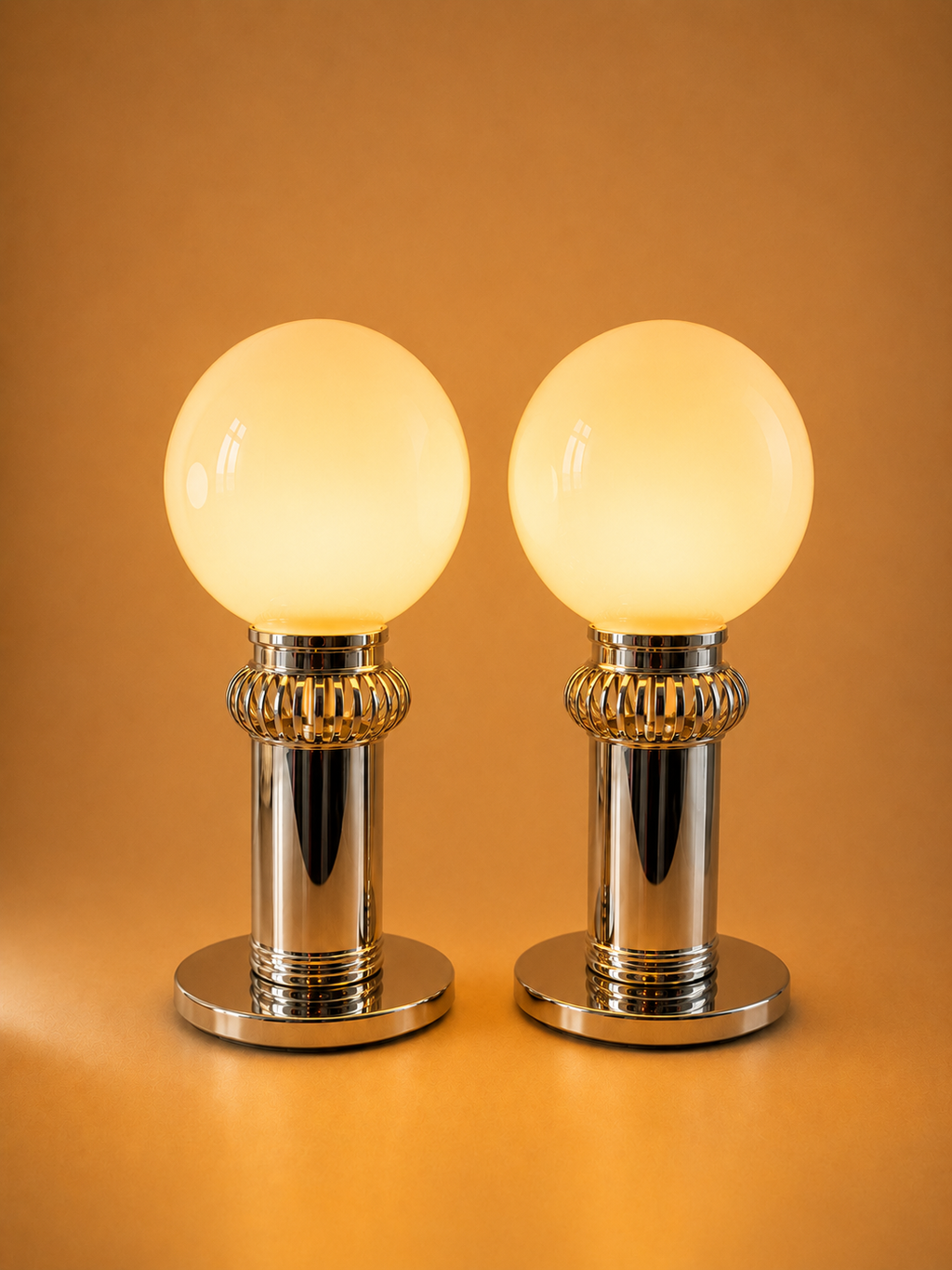 Paire de lampes en chrome et globes opalins — années 1970