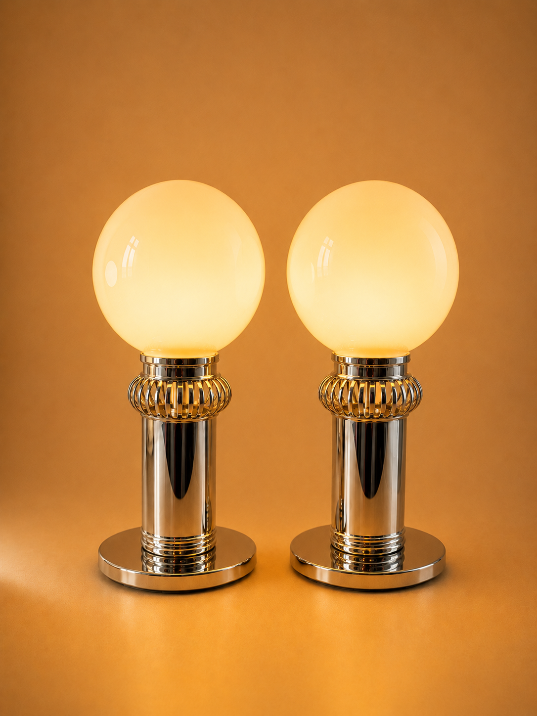Paire de lampes en chrome et globes opalins — années 1970