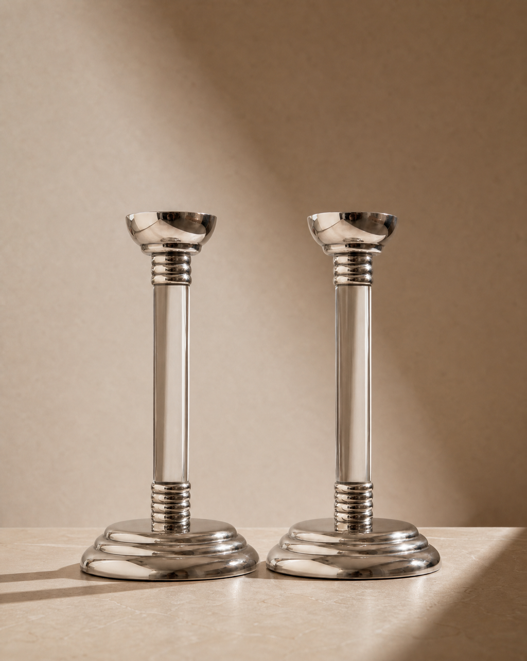 Paire de bougeoirs en lucite et métal argenté — Italie, années 1970